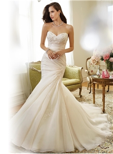 Charming Sweetheart Appliques Lace Chapel Wedding Dress
