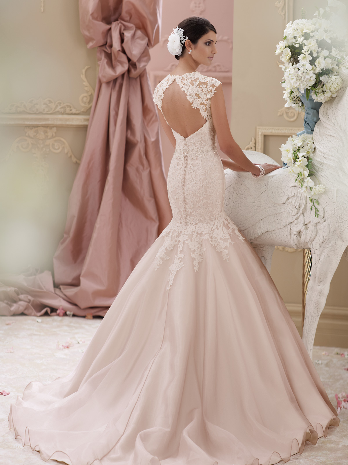  2015 New Design Colored Lace Appliqué Cap Sleeves Sweetheart Neck Beaded Lace Belt Wedding Dress