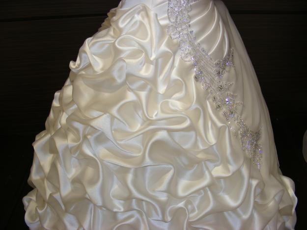 Exquisite A-line Ball Gown Sweetheart Ruffles Beading Wedding Dress