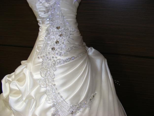 Exquisite A-line Ball Gown Sweetheart Ruffles Beading Wedding Dress