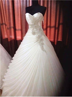 Gorgeous Ball Gown Sweetheart Neckline Rullfed Wedding Dress